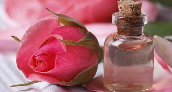 Nước hoa hồng có tính kháng viêm, chứa vitamin A, C có lợi cho da 