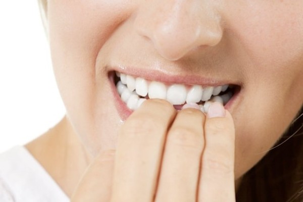 thói quen có hại cho hàm răng 2