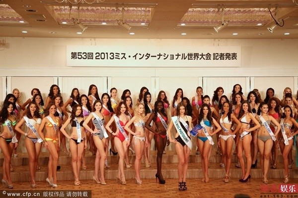 Hoa hậu Quốc tế 2013: Đại diện Việt Nam vẫn tươi cười khi thí sinh khác bị ngã 7