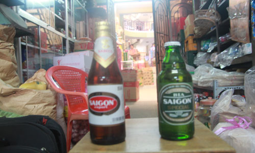Theo chị Quan Thị Ngọc Giàu, hàng xóm nhà vợ chồng anh Trần Minh Hùng nhận xét, vỏ của loại bia Sai Gon Special màu xanh mỏng, dễ vỡ hơn vỏ loại chai bia Sai Gon đỏ.