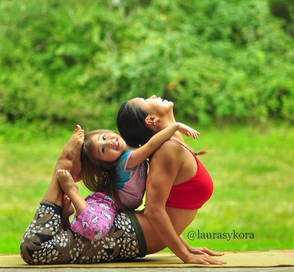 Chùm ảnh đầy cảm hứng của &quot;bà mẹ Yoga&quot; dáng siêu đẹp 25