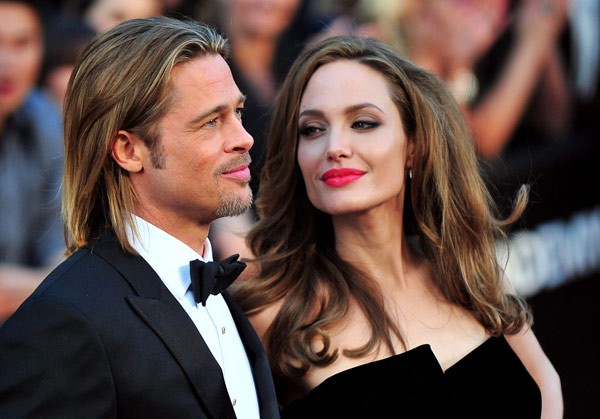Một người thân cận của Brad Pitt - Angelina Jolie tiết lộ, nhà ở của cặp vợ chồng danh giá này khá bừa bộn, cả 2 đều chung thói quen… sợ tắm rửa nên có lần, khi đóng bộ phim Inglourious Basterds (2009), bạn diễn Eli Roth phải hướng dẫn Brad Pitt cách lau người để giảm mùi cơ thể.
