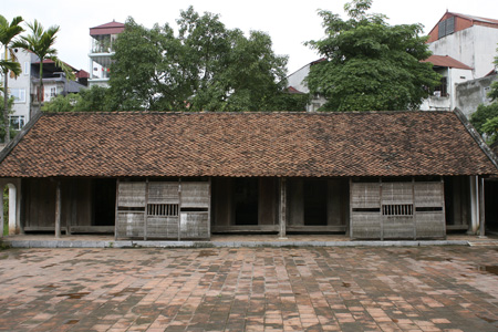 Nhà năm gian của người Việt có chiều cao thấp. Theo tục xưa, nhà không được cao hơn đình.