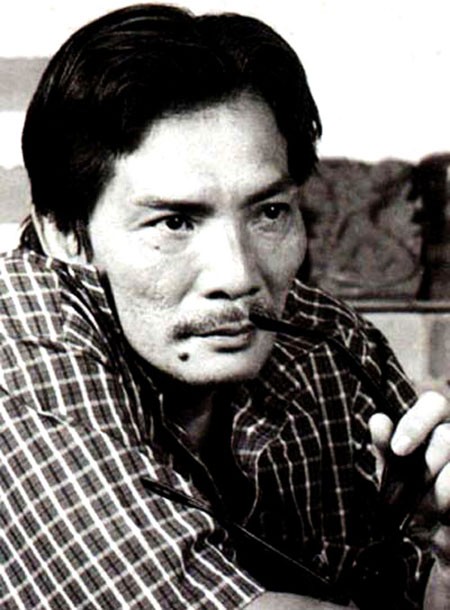 Diễn viên Thương Tín trong vai tướng cướp Bạch Hải Đường trong một bộ phim.  