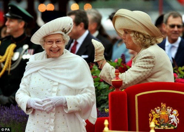 Tiết lộ thú vị đằng sau trang phục của nữ hoàng Anh 11