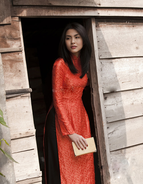 Vẻ đẹp cuốn hút của Tăng Thanh Hà trong tà áo dài truyền thống 24