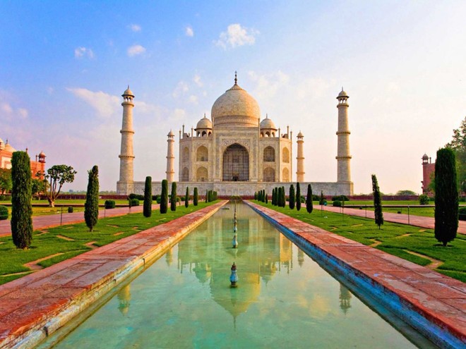 Lăng mộ Taj Mahal, Ấn Độ: Lăng mộ là một trong những kỳ quan mang tính biểu tượng của thế giới, nhưng một số chuyên gia lo ngại rằng nó có thể sẽ sụp đổ bất kỳ lúc nào bởi sự sói mòn và ô nhiễm.