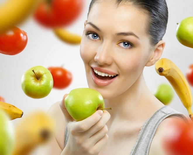 Cũng như các cơ quan khác trong cơ thể, làn da rất cần được bổ sung các chất dinh dưỡng thiết yếu và vitamin từ trái cây, rau quả giúp ngăn chặn quá trình lão hóa. 