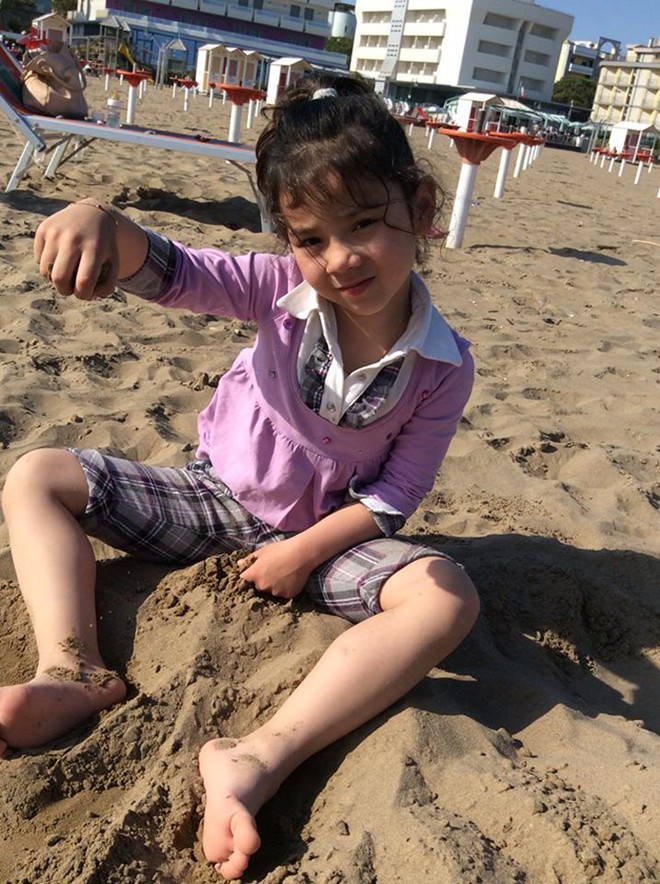 Shorts hay sơ mi kẻ ca rô mạnh mẽ cũng được nhiều cô nhóc chọn lựa để tha hồ bày trò nghịch trên cát.