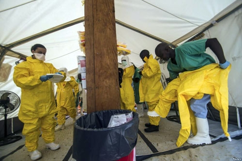 Dịch Ebola: &quot;WHO tuyên bố tình trạng khẩn cấp quá muộn&quot; - 1